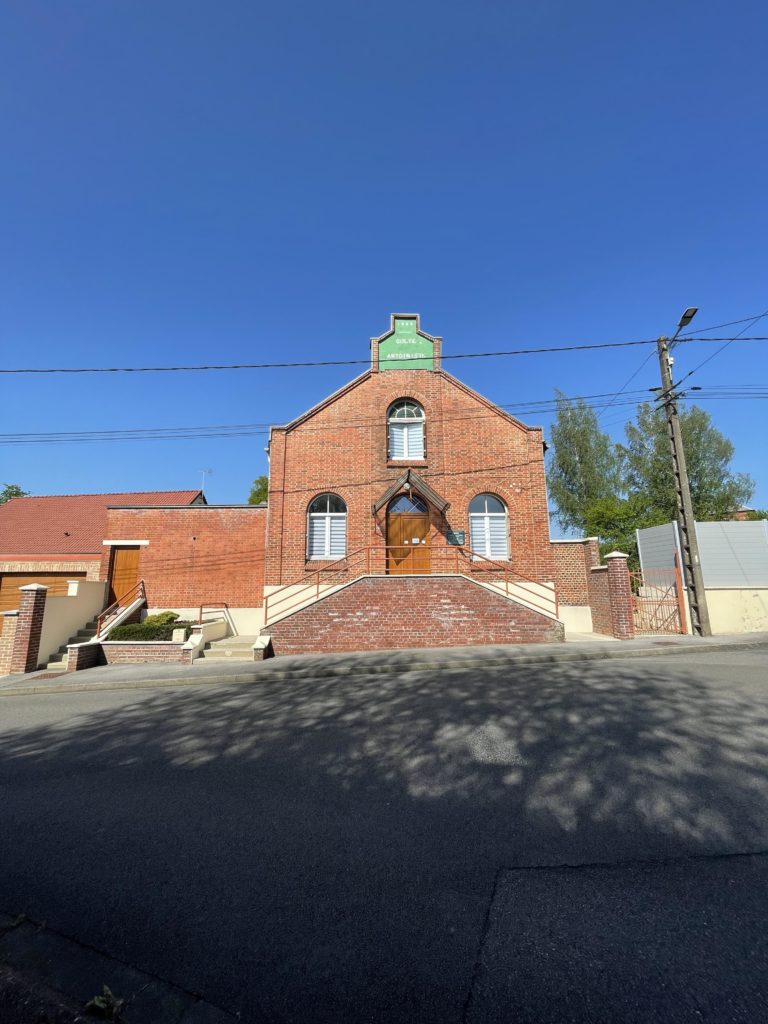 Remplacement des châssis d'une maison mitoyenne en brique, vue depuis la rue