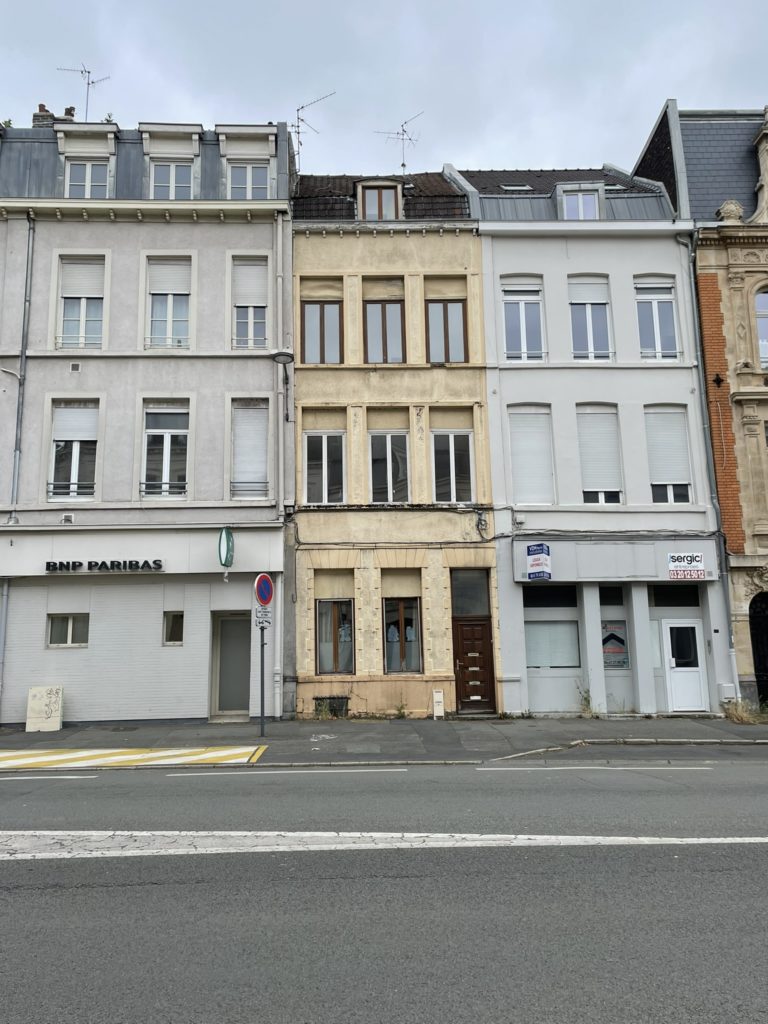 Immeubles mitoyens en centre-ville, façade centrale à rénover